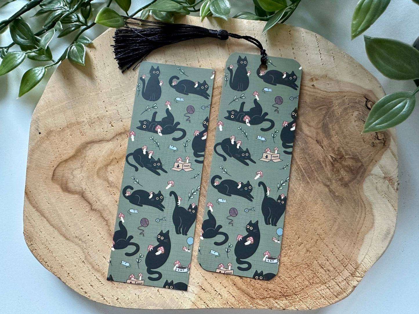Black Cats & Mushrooms -kirjanmerkki tupsulla | Magic&Books