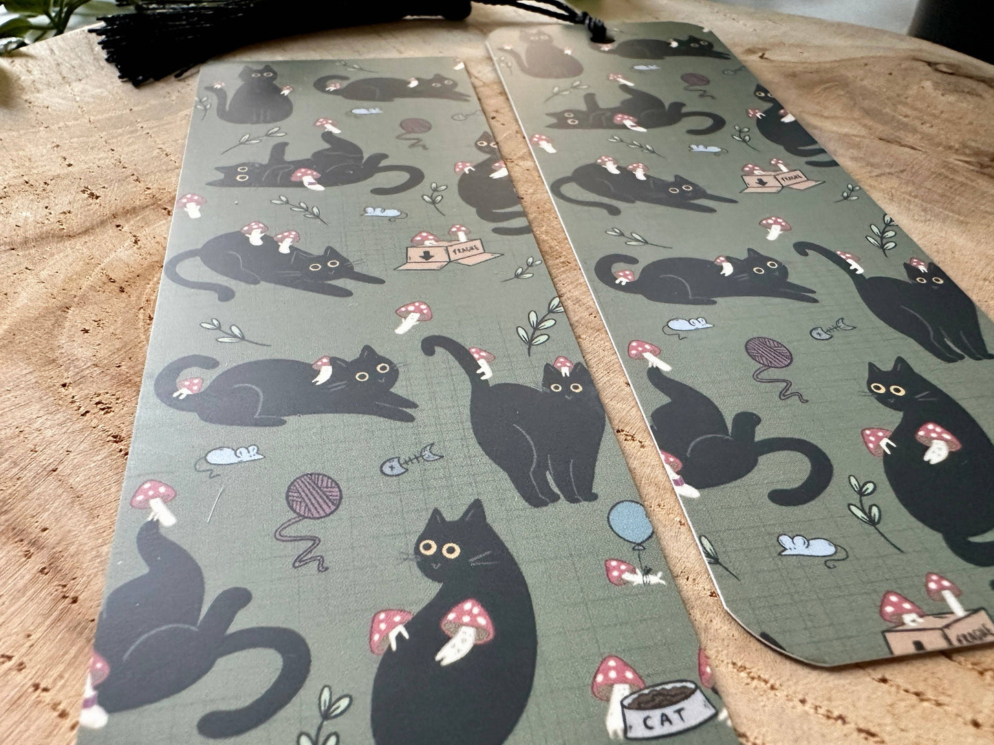 Black Cats & Mushrooms -kirjanmerkki tupsulla | Magic&Books