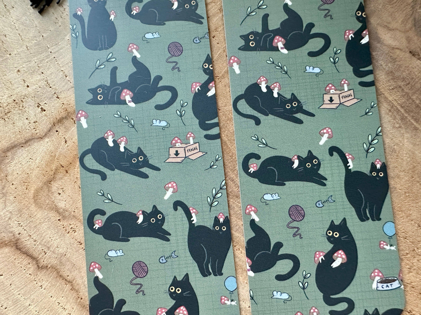 Black Cats & Mushrooms -kirjanmerkki tupsulla | Magic&Books