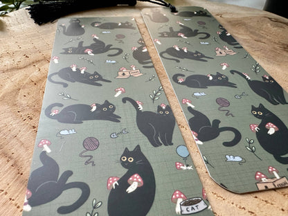 Black Cats & Mushrooms -kirjanmerkki tupsulla | Magic&Books